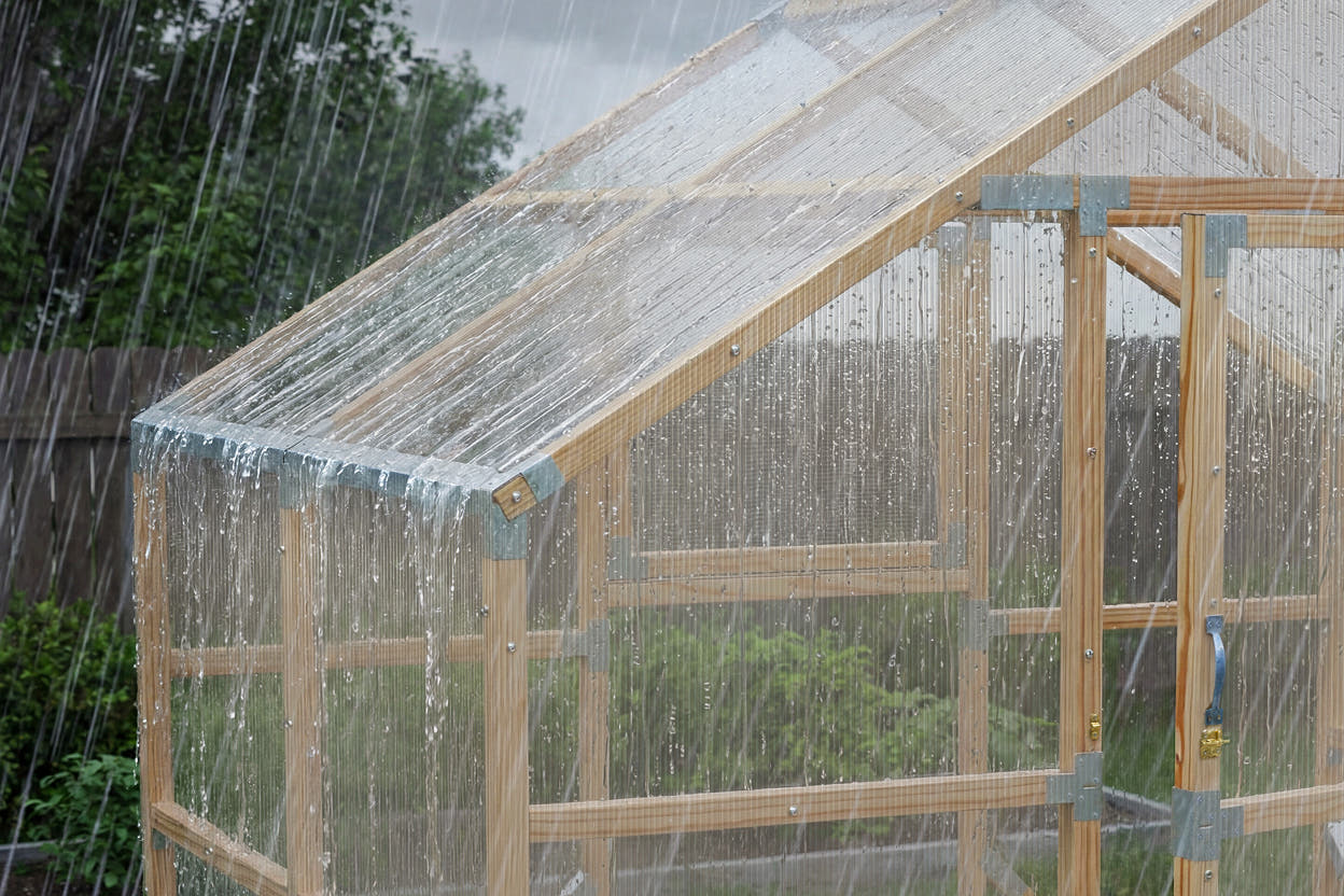Screw-fixed polycarbonate panels at every edge — Waldenhaus NORDIC leak-proof greenhouse construction